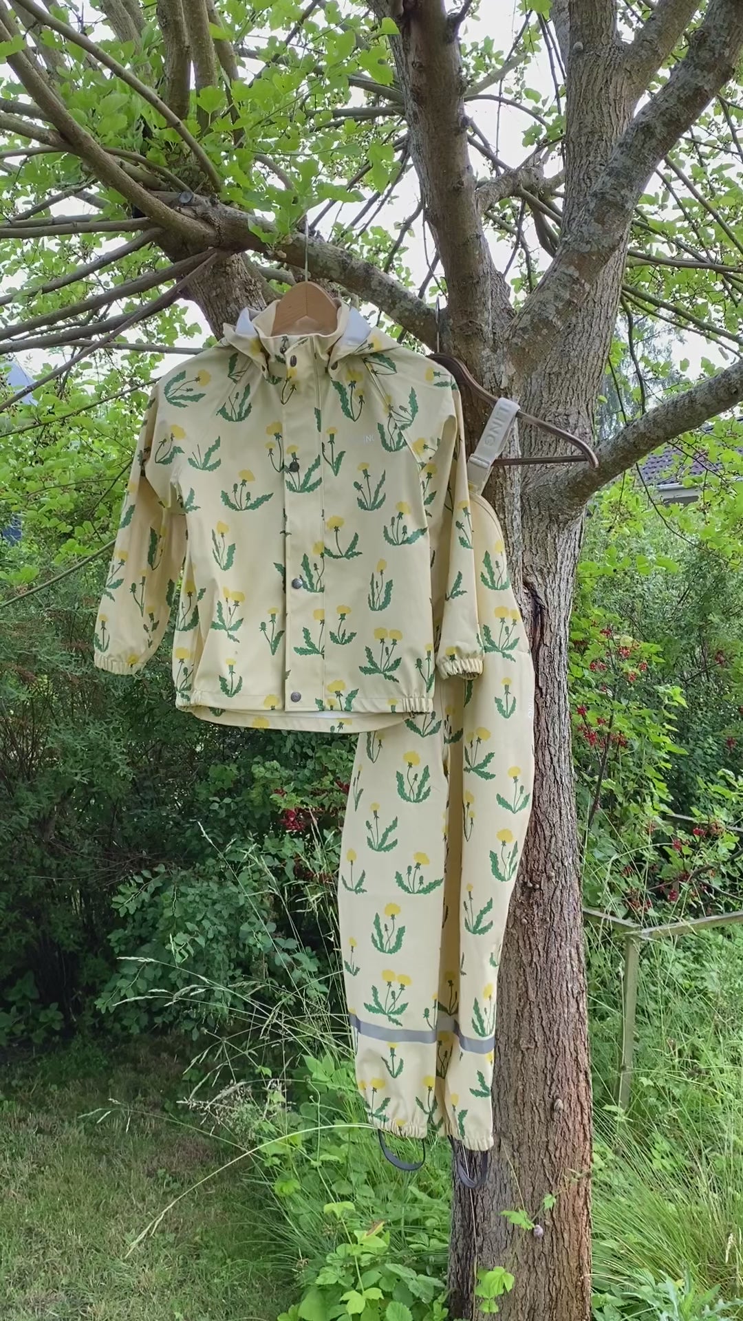 Unlined  Rain Set, Yellow with Dandelion pattern, Product video, Front